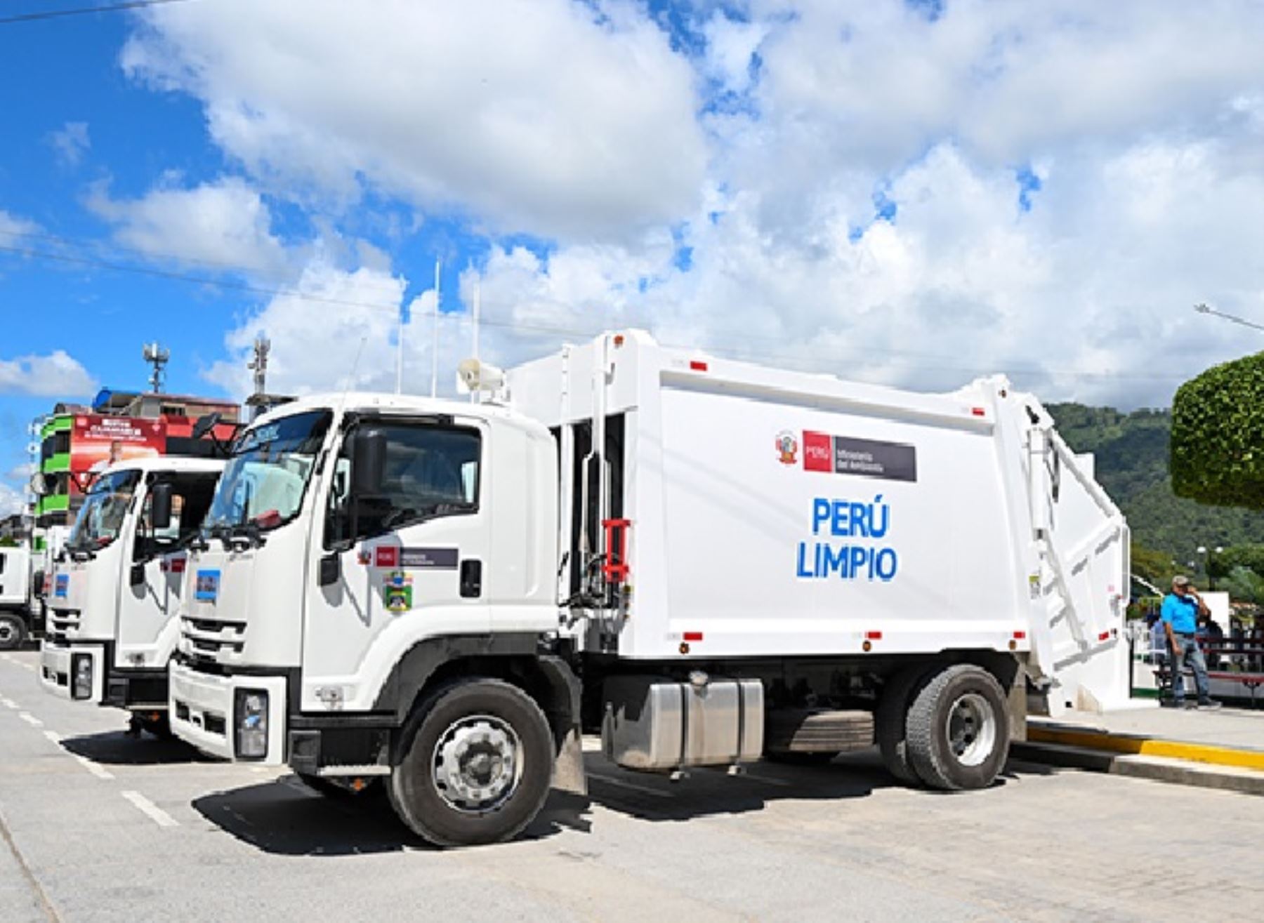 Nueva Cajamarca celebra la llegada de nuevos camiones de limpieza