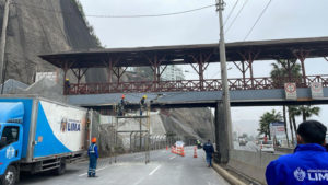 Barranco: Tráiler choca contra el puente "Bajada de Baños"