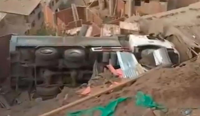 VMT: Camión se descarrila y corre riesgo de caer en viviendas