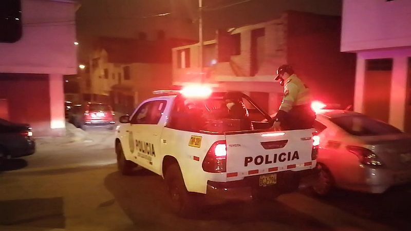 Cercado de Lima: Delincuentes roban camioneta y arma de policía