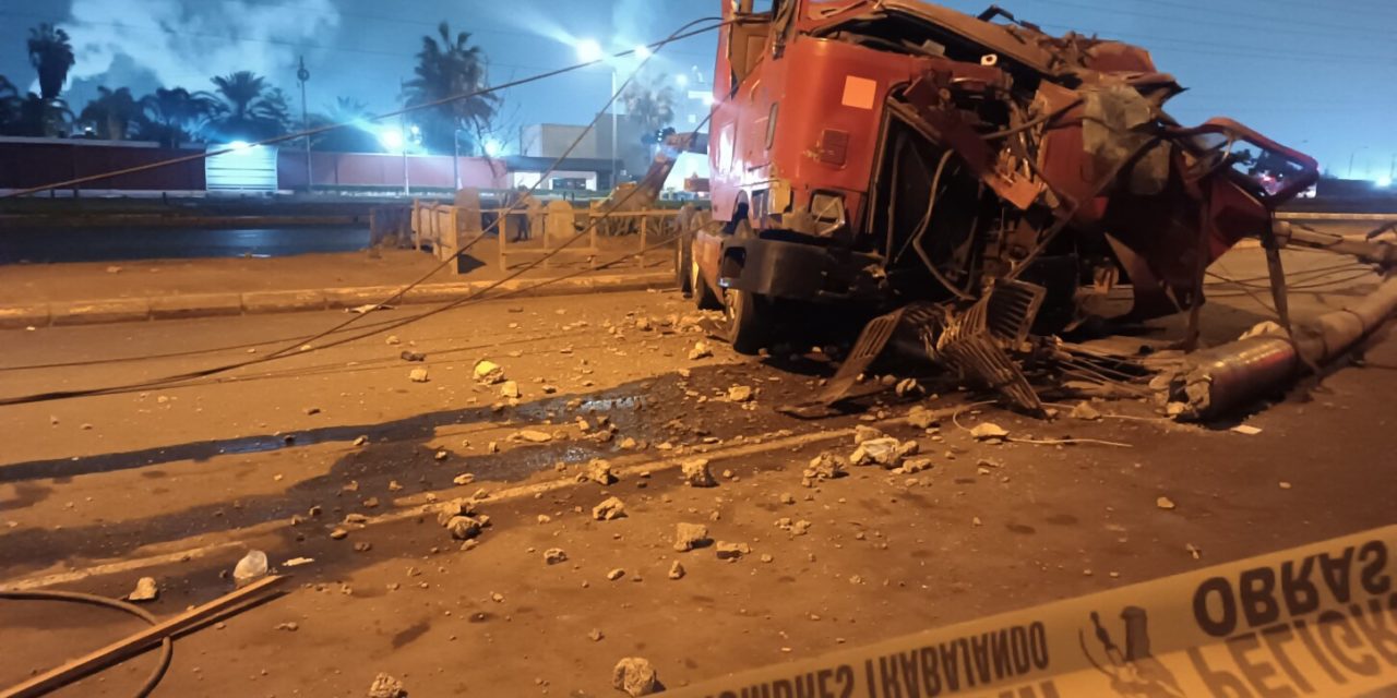 Camión pierde el control y choca contra postes de alto voltaje