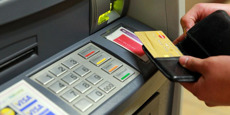 Delincuentes roban dinero de cajeros automáticos con vouchers