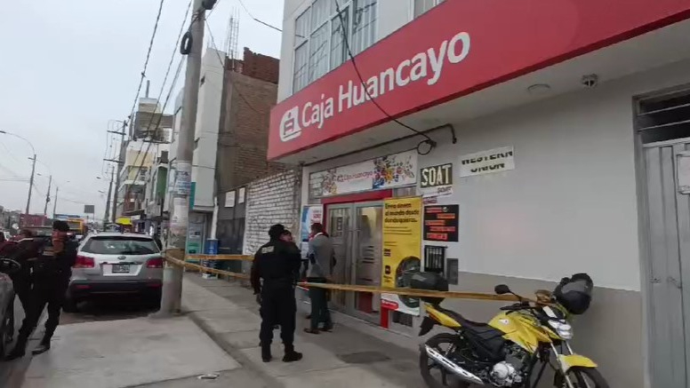 Falsos policías asaltan Caja Huancayo: se llevan S/14 mil y hieren a cajera