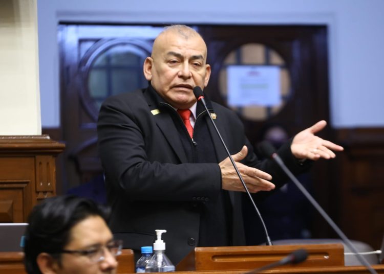 Congresista José Arriola cuestiona a la Fiscalía por presunto recorte de sueldo a trabajadores