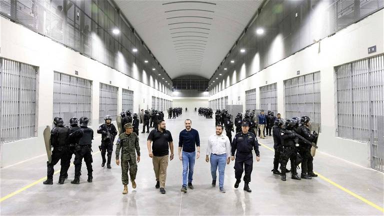 Argentina de Milei aplicará modelo de El Salvador para combatir delincuentes