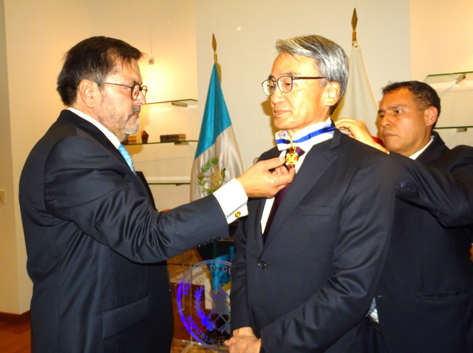 Guatemala condecoró en Lima a embajador de Japón
