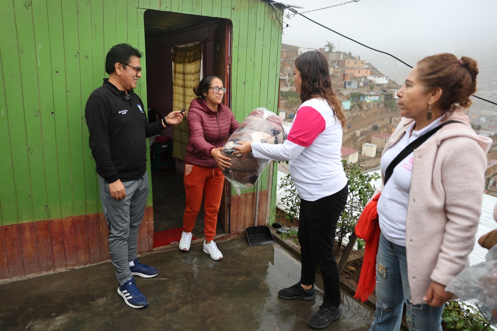 Independencia inició entrega de frazadas a familias de AH