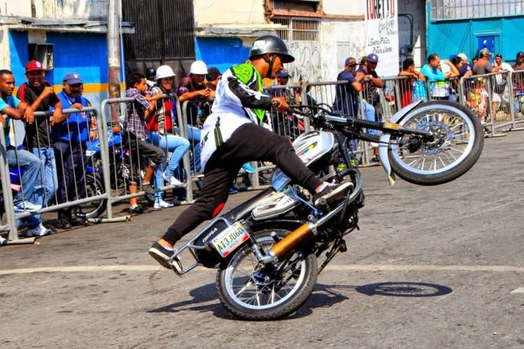 Nicolás Maduro declara las piruetas en moto como un deporte nacional