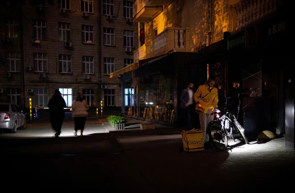 Ataques rusos dejaron a oscuras las calles de Kiev