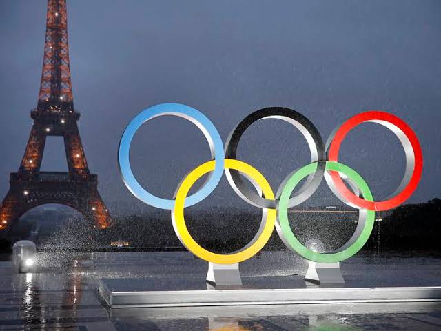 Torre Eiffel se luce con aros de Juegos Olimpicos