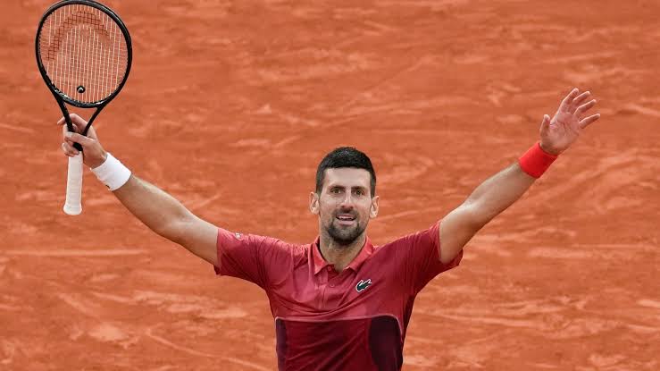 Djokovic sobrevive cojo a otra odisea de cinco sets