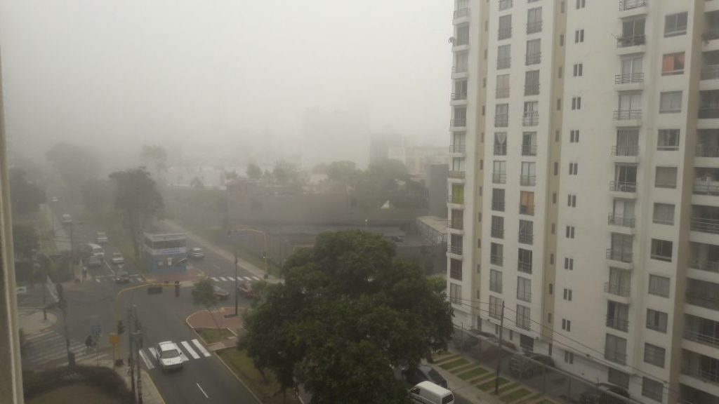 Niebla afecta a Lima y ciudadanos sufren