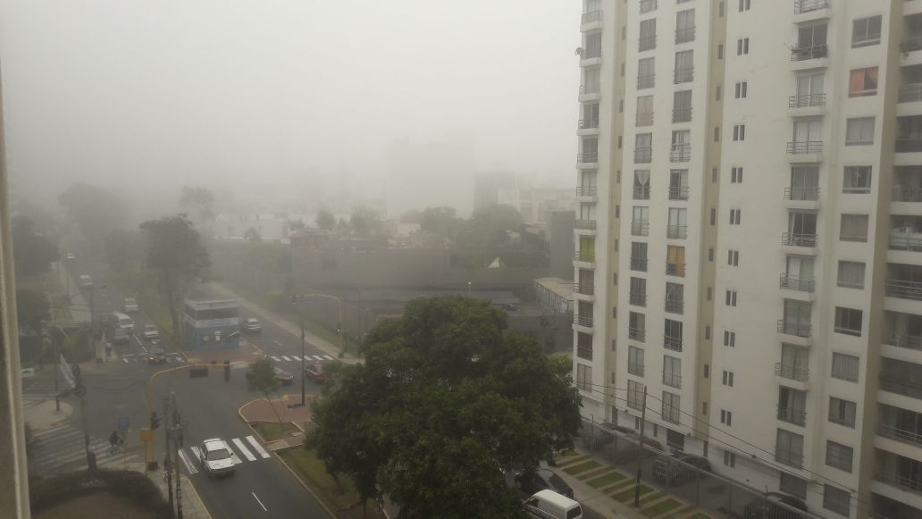 Niebla afecta a Lima y ciudadanos sufren