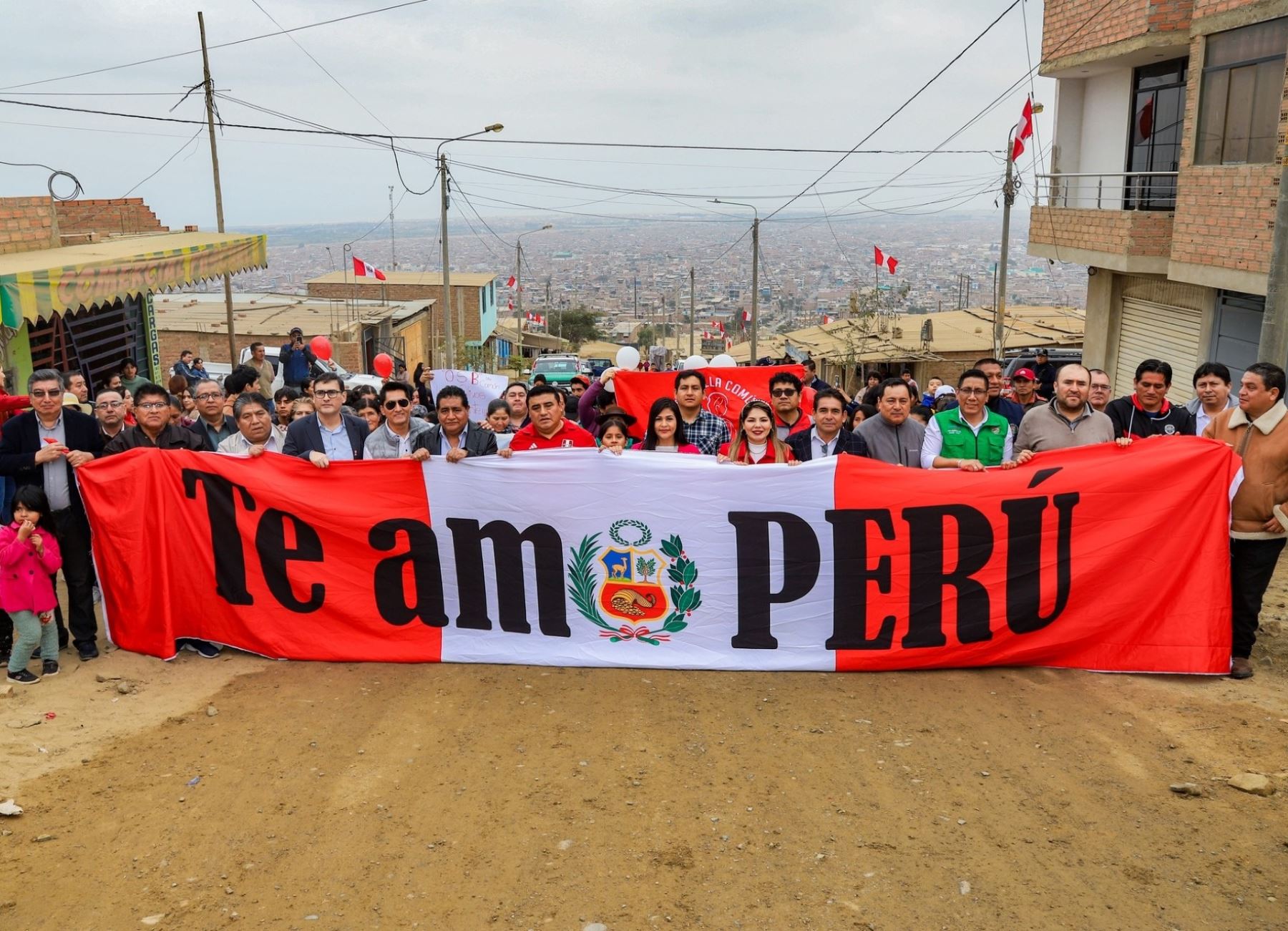 Trujillo: Izan la bandera nacional en el Mirador del Cerro Cabras