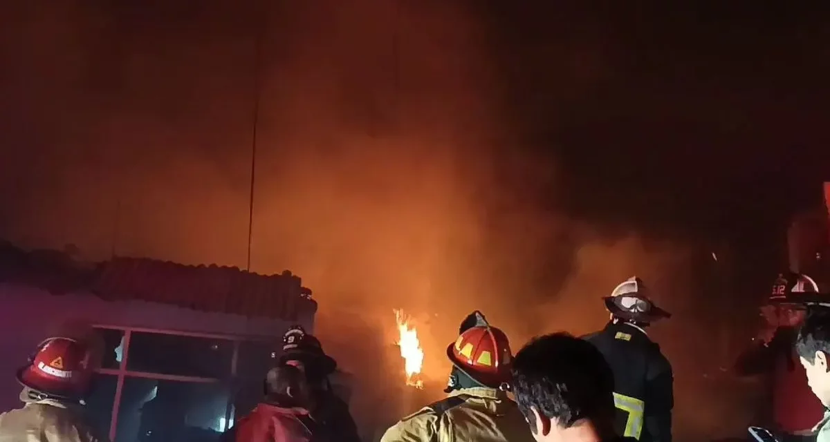 Incendio de gran magnitud destruye diez casas en asentamiento humano de Ventanilla