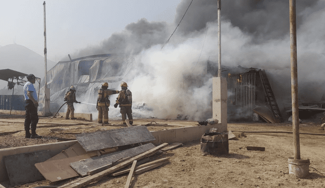 Incendio en Ate movilizó a 18 unidades de bomberos