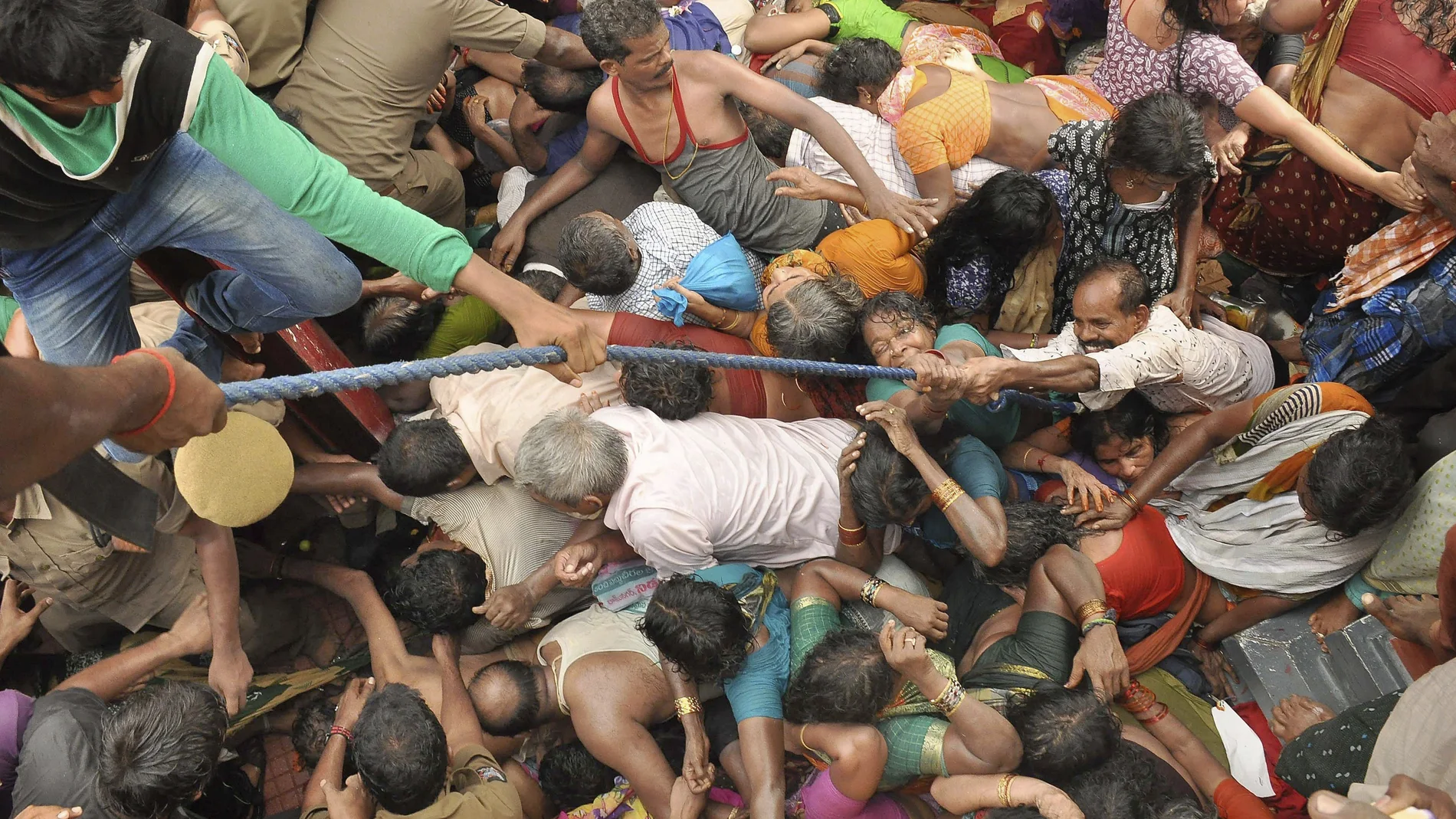 Tragedia en India: Estampida en evento religioso deja al menos 87 muertos