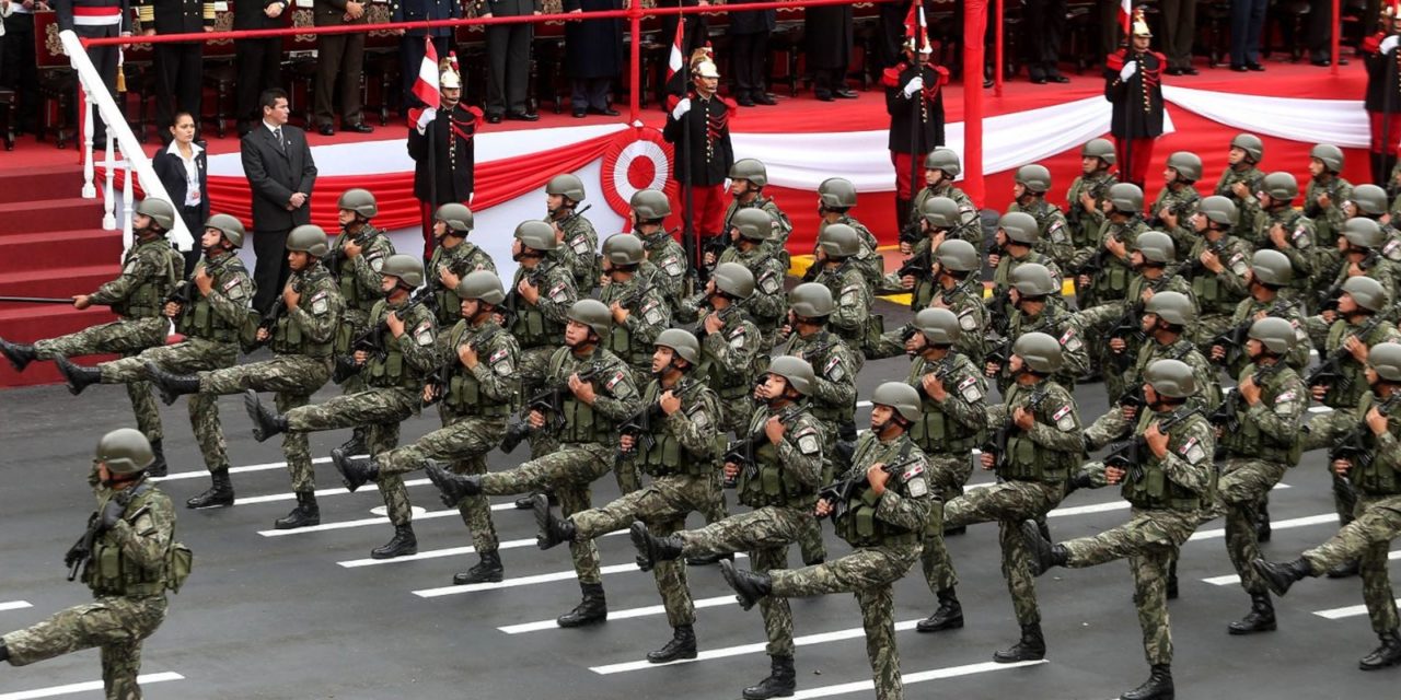 Asistencia masiva a Gran Parada Militar y Desfile en Av. Brasil