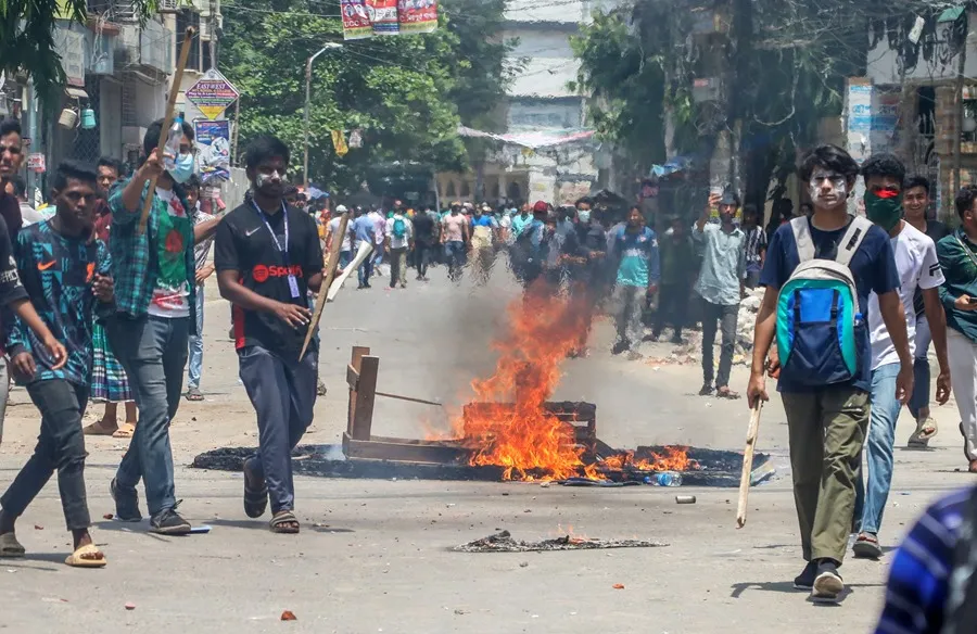 Violentas protestas estudiantiles en Bangladesh dejan decenas de muertos