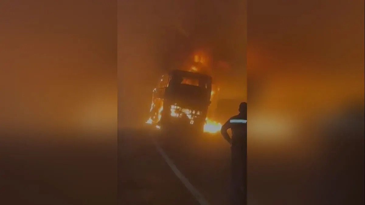 Bus se incendia y causa nuevo choque múltiple
