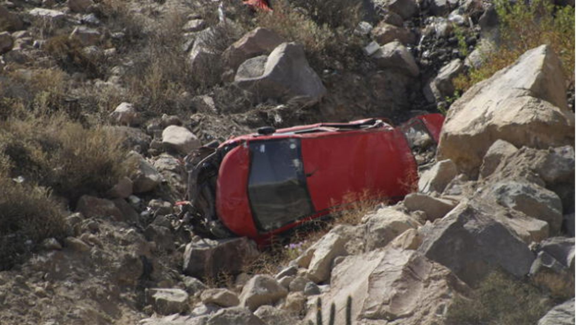 Arequipa: Un fallecido tras camioneta que cayó por un abismo