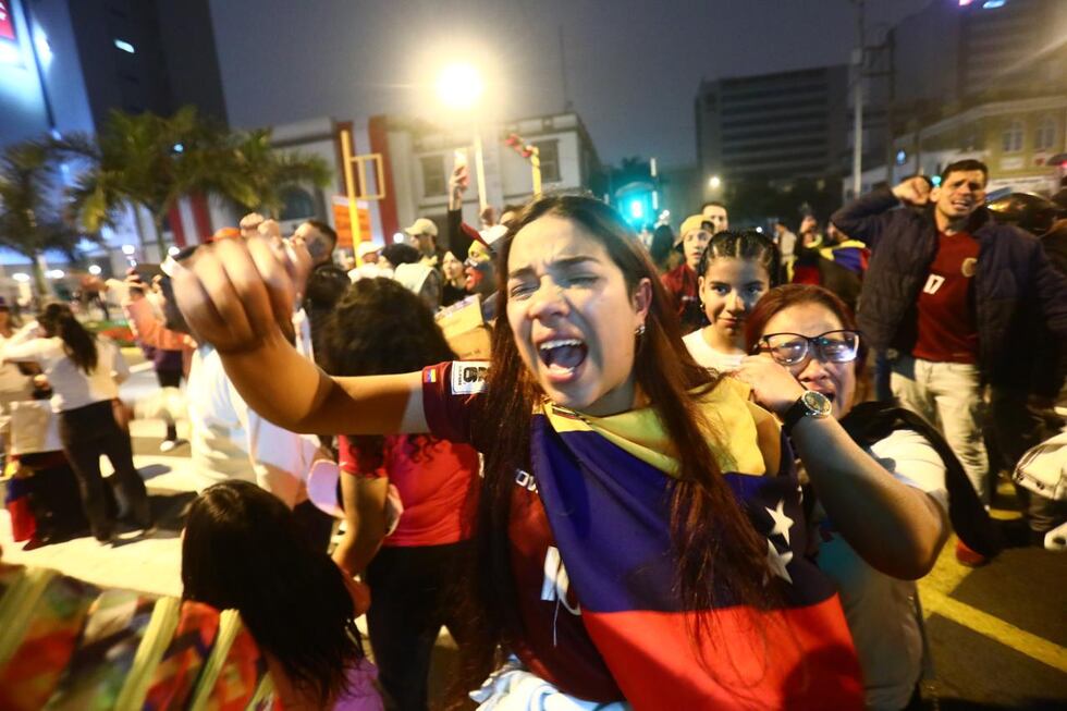 Venezolanos en Lima lloran frente a embajada tras primeros resultados electorales