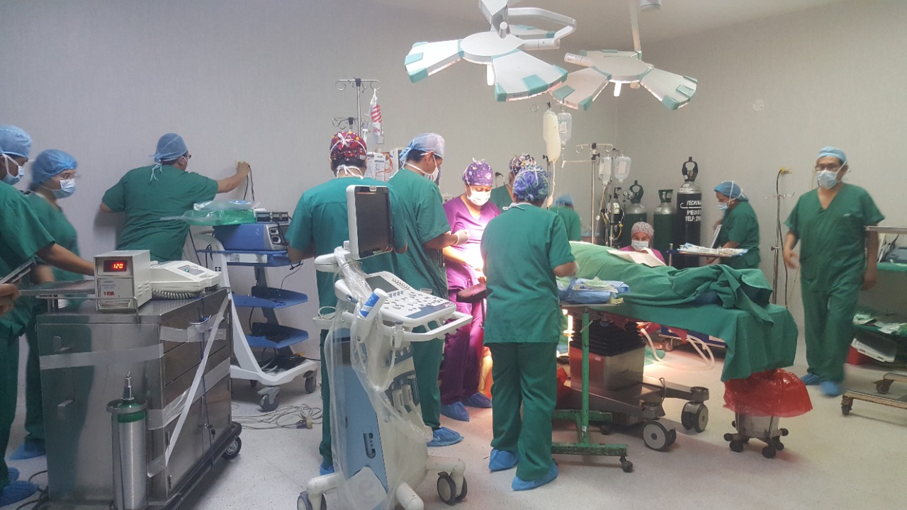 Médicos del hospital Sergio Bernales extirpan tumor de más de 15 kilos