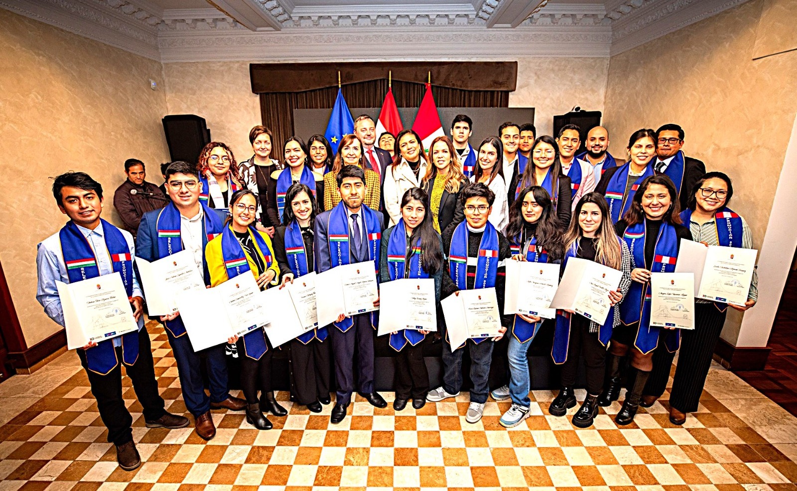 Hungría entrega becas a estudiantes peruanos y bolivianos