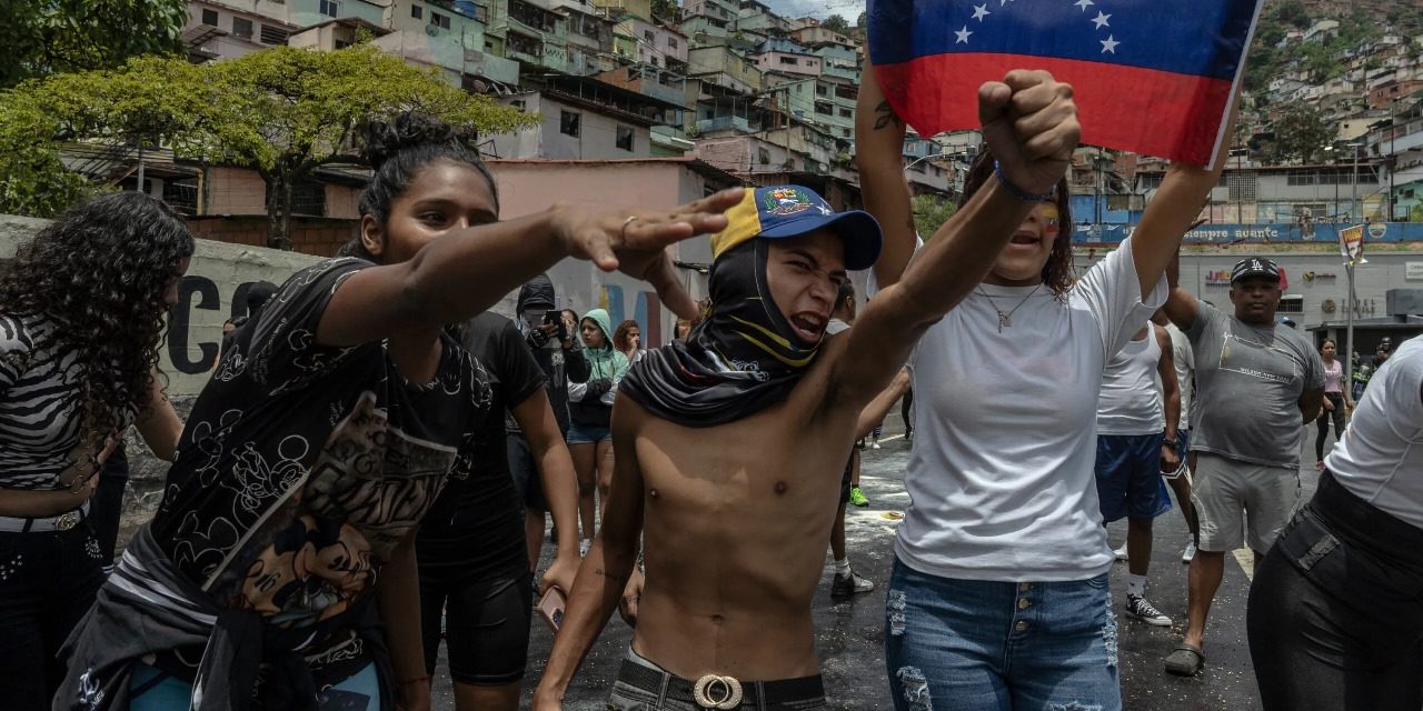 Chavismo inicia una gran cacería política y una brutal represión