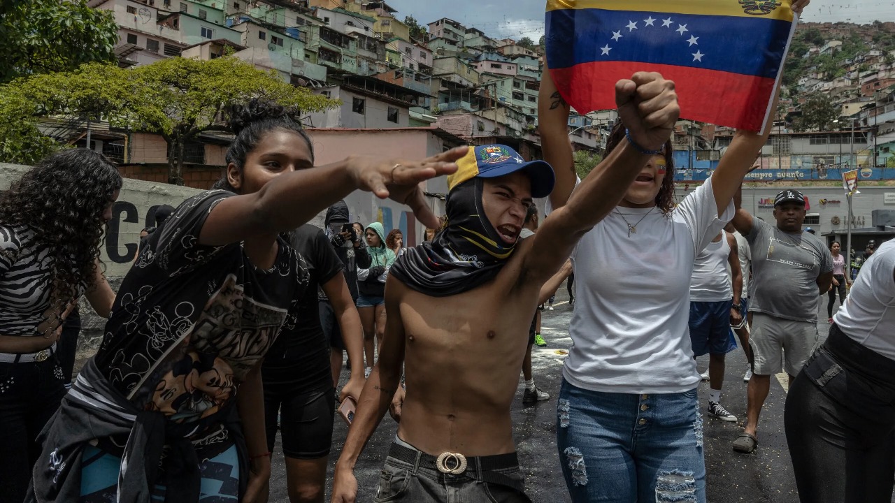 Chavismo inicia una gran cacería política y una brutal represión