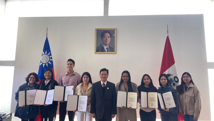 Jóvenes peruanos ganan beca para estudiar en Taiwán