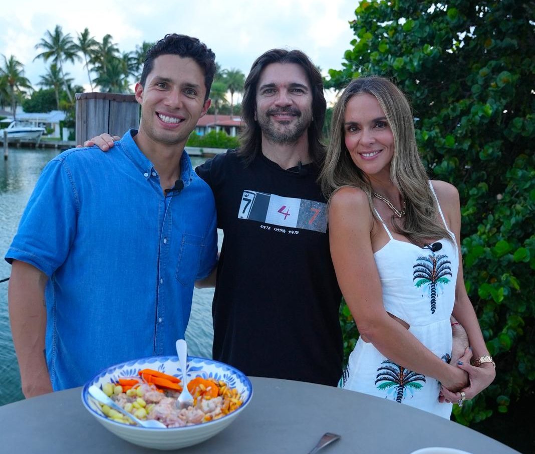 Juanes sorprende al preparar ceviche en Miami