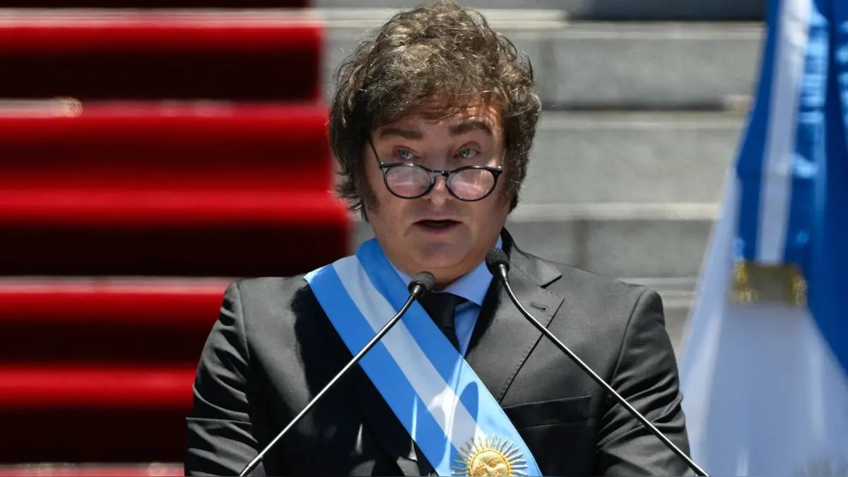 Presidente de Argentina solicita a fuerzas armadas defender la democracia