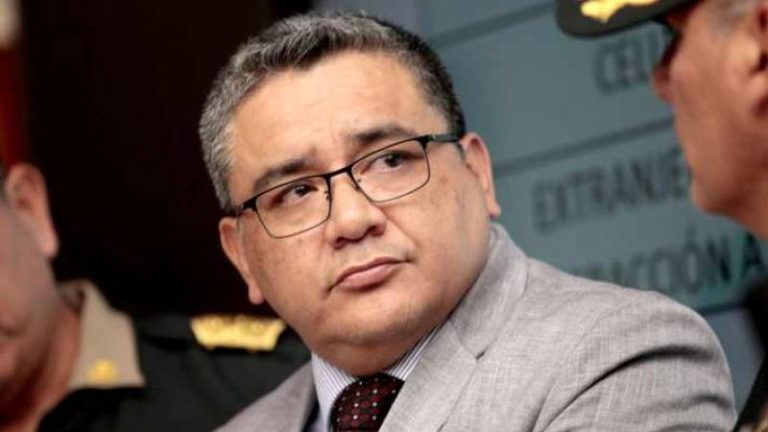 Ministro Santiváñez cuestiona que Vladimir Cerrón mantenga conversación con congresista de Perú Libre