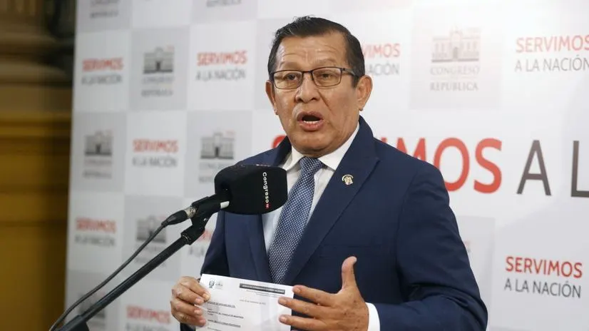 Eduardo Salhuana exige investigar a Esdras Medina por solicitud de comisión a Richard Acuña