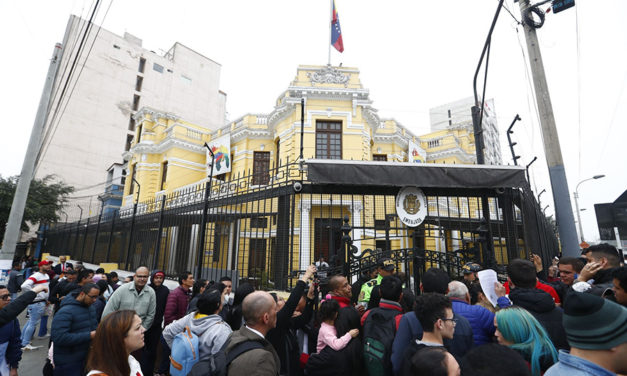 Venezolanos amanecen a los exteriores de su embajada