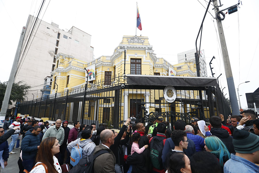 Venezolanos amanecen a los exteriores de su embajada