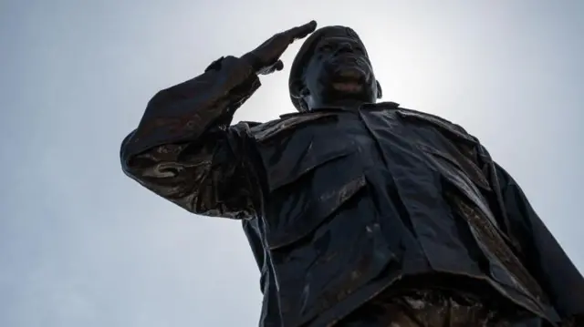 Venezolanos derribaron estatuas de Hugo Chávez