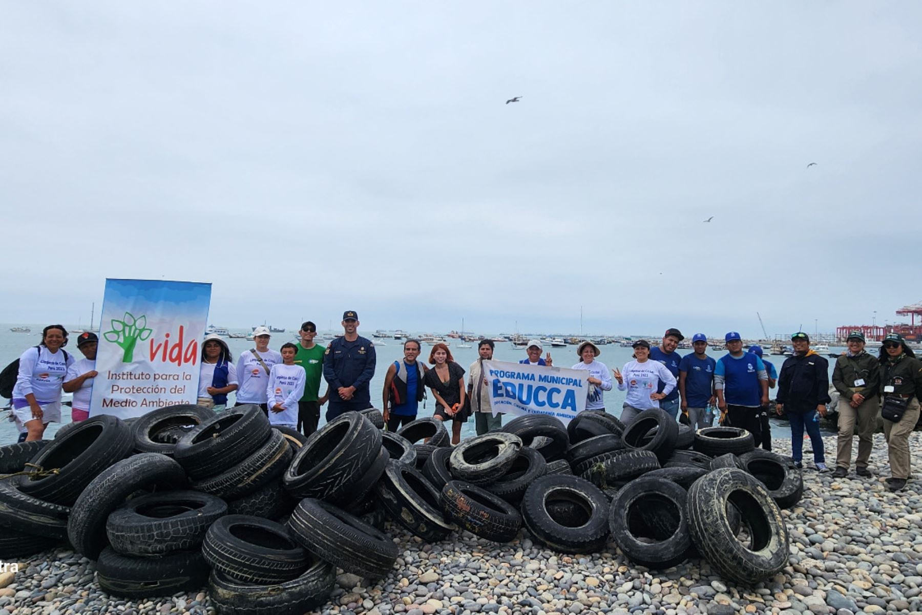 Callao: Inician limpieza voluntaria de residuos en playa Abtao 