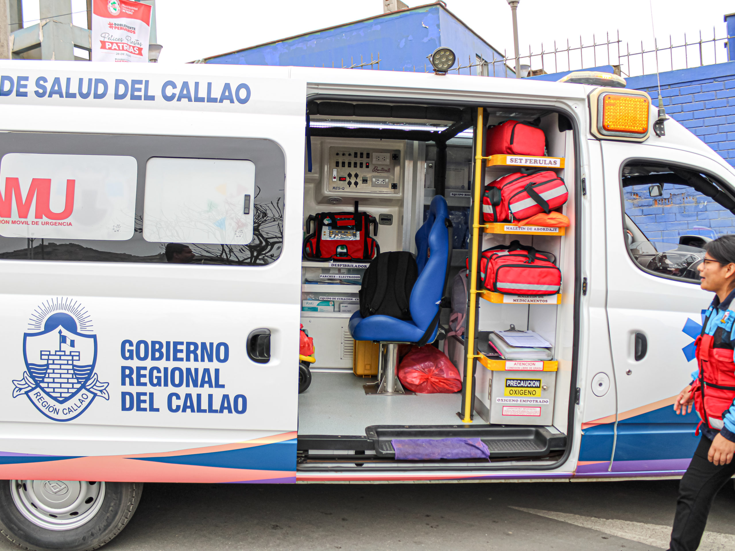 GORE Callao entrega 3 ambulancias para población de Ventanilla