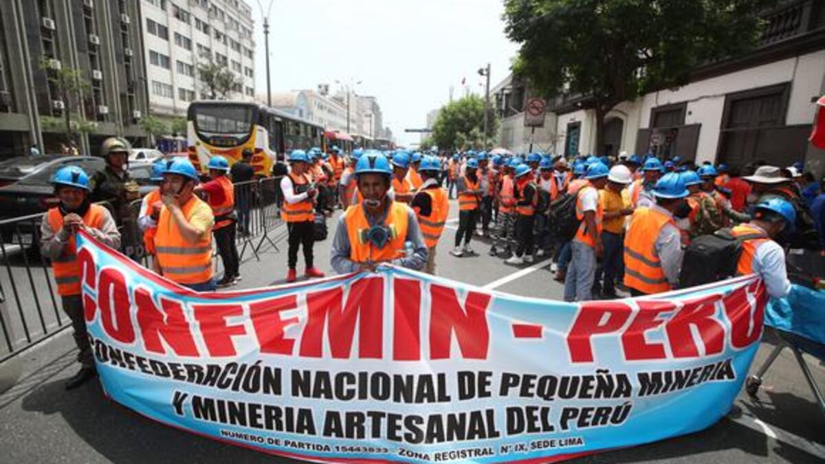 Dirigentes mineros anuncian marcha contra el titular del Minem