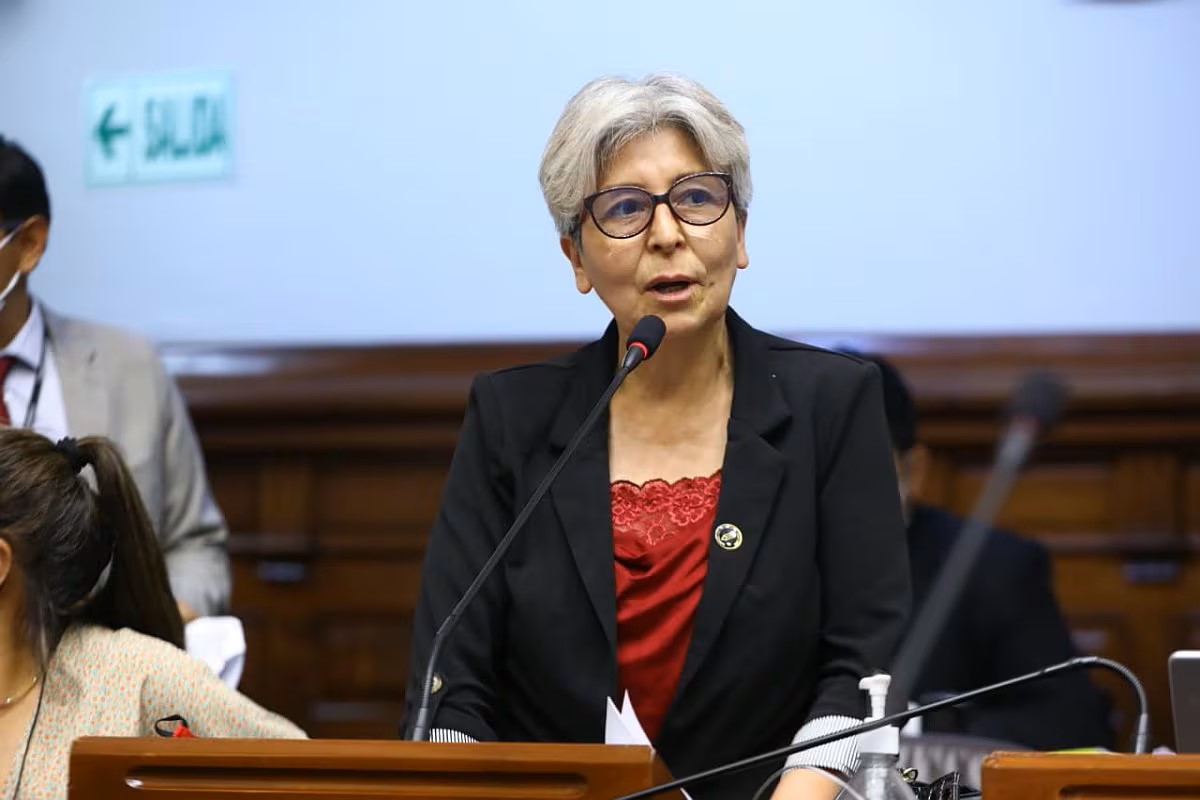 Congresista María Agüero es señalada por presuntos recortes salariales a sus trabajadores