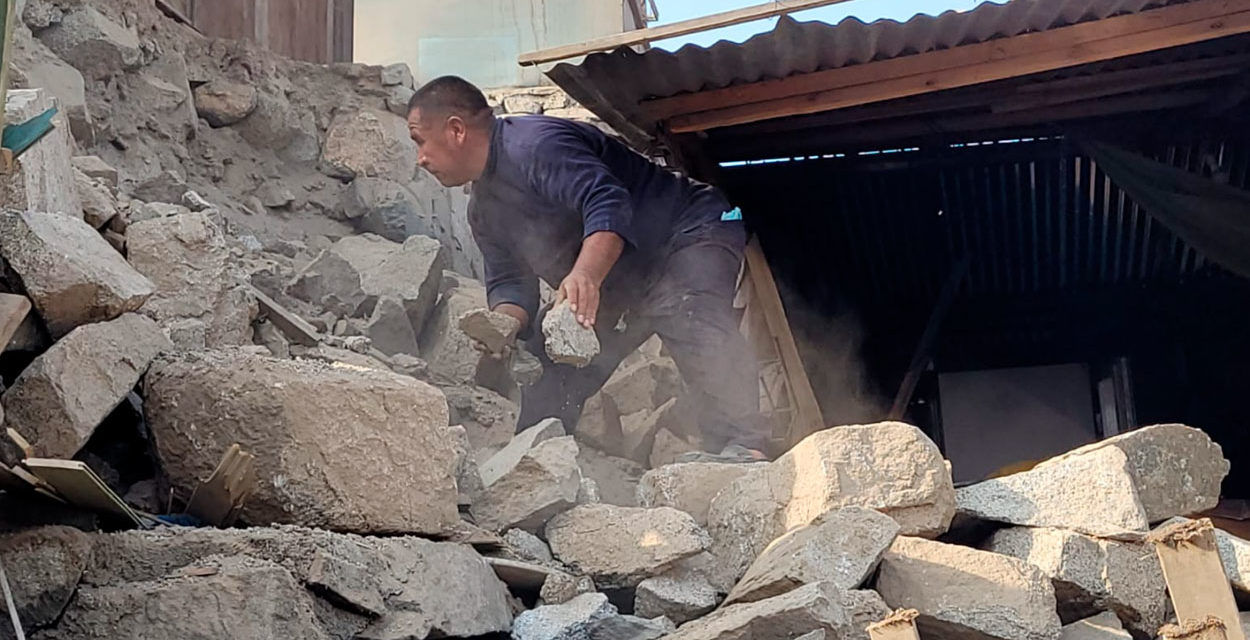 Ate: 3 familias salvaron de morir en derrumbe de muro de piedras