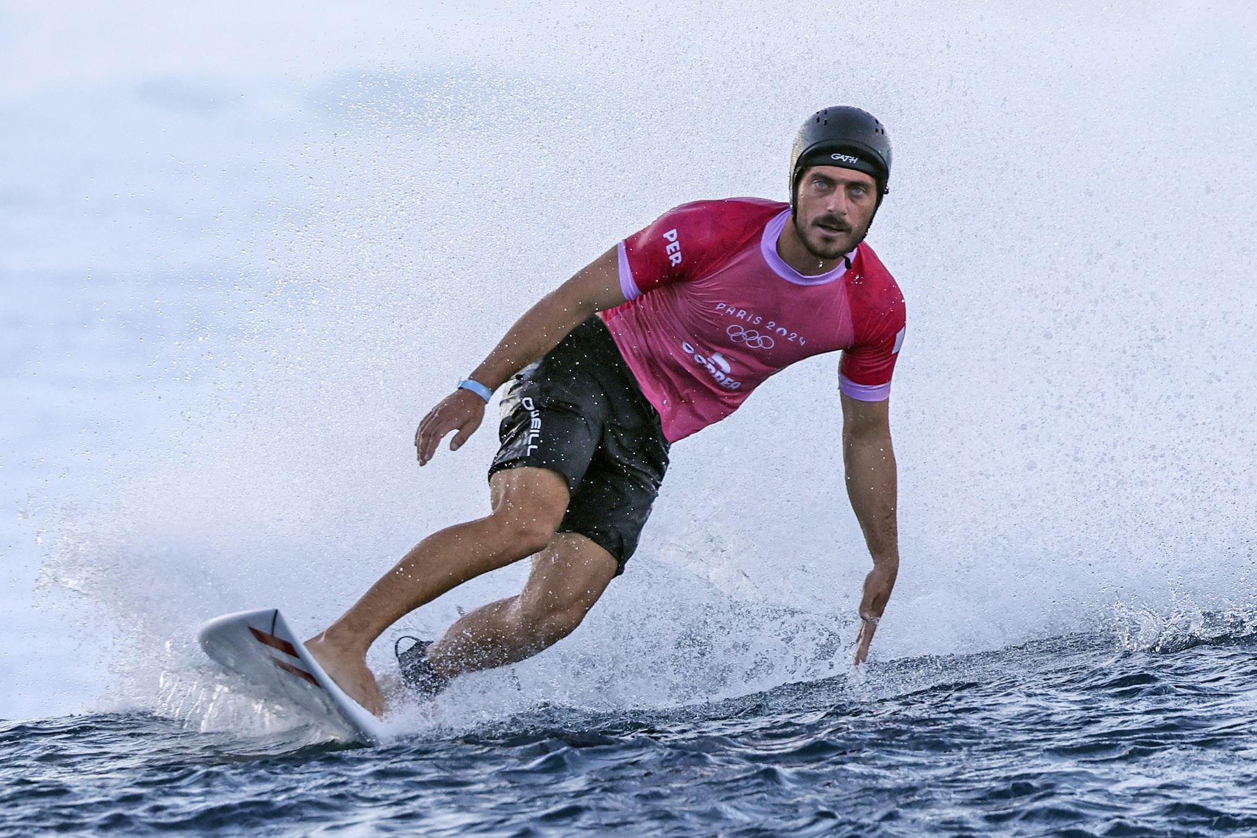 Alonso Correa avanza a semifinales de surf en París 2024