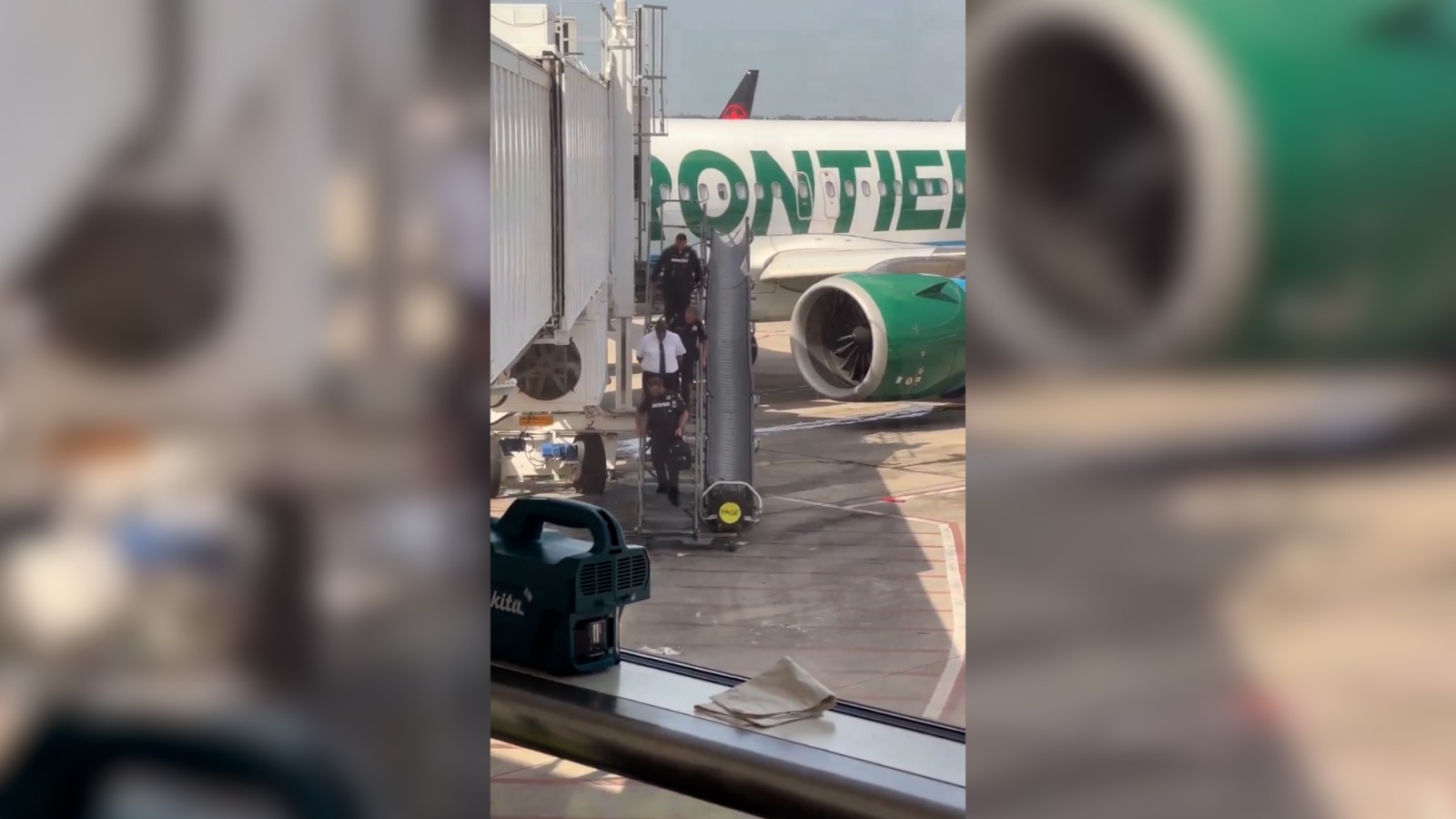 Arrestan a piloto en el interior del avión