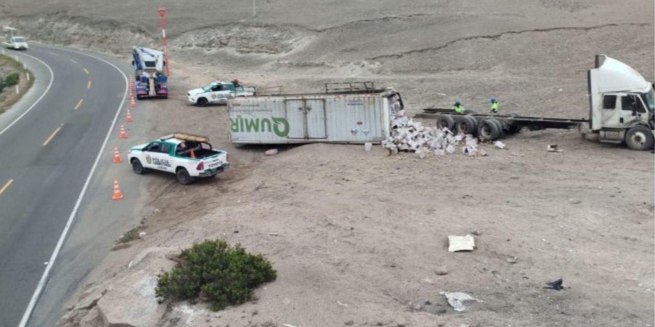 Arequipa: Volcadura de tráiler y de camión deja tres heridos