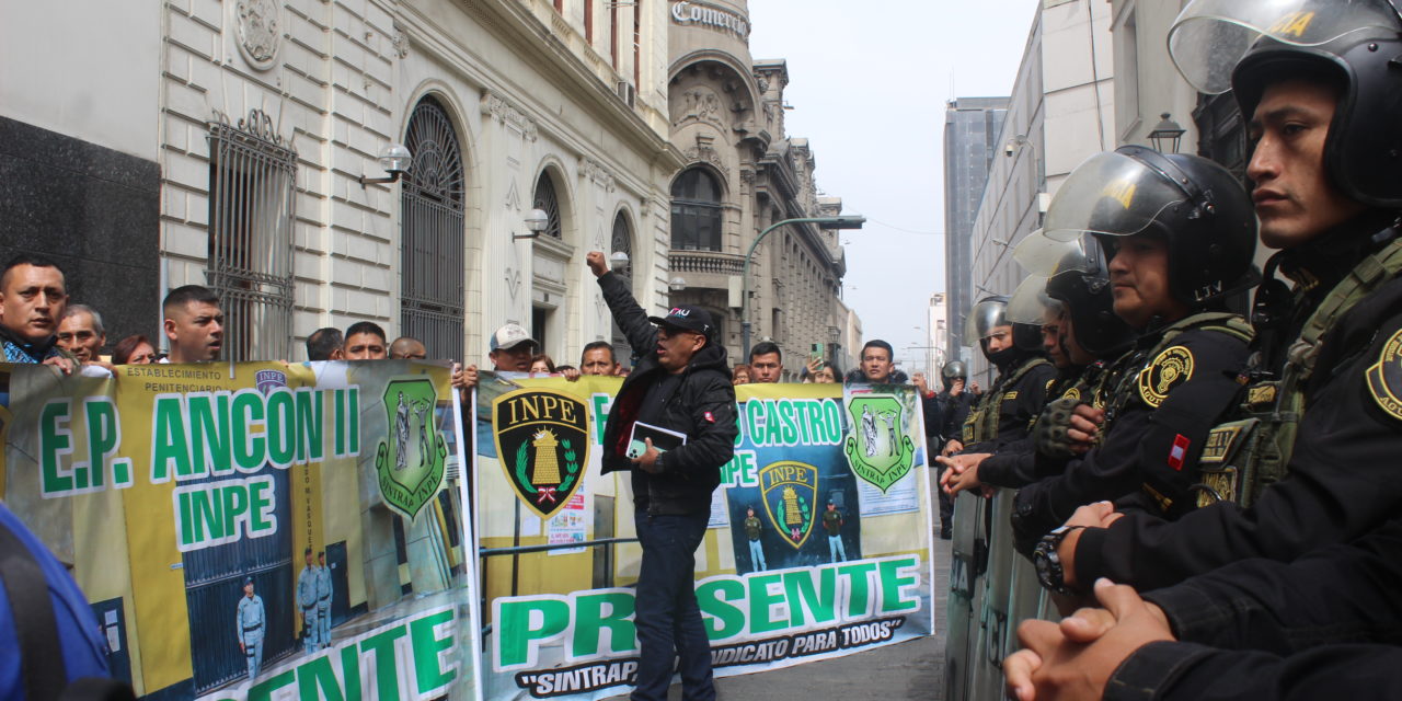 Trabajadores penitenciarios del Perú exigen reajuste salarial y condiciones laborales justas