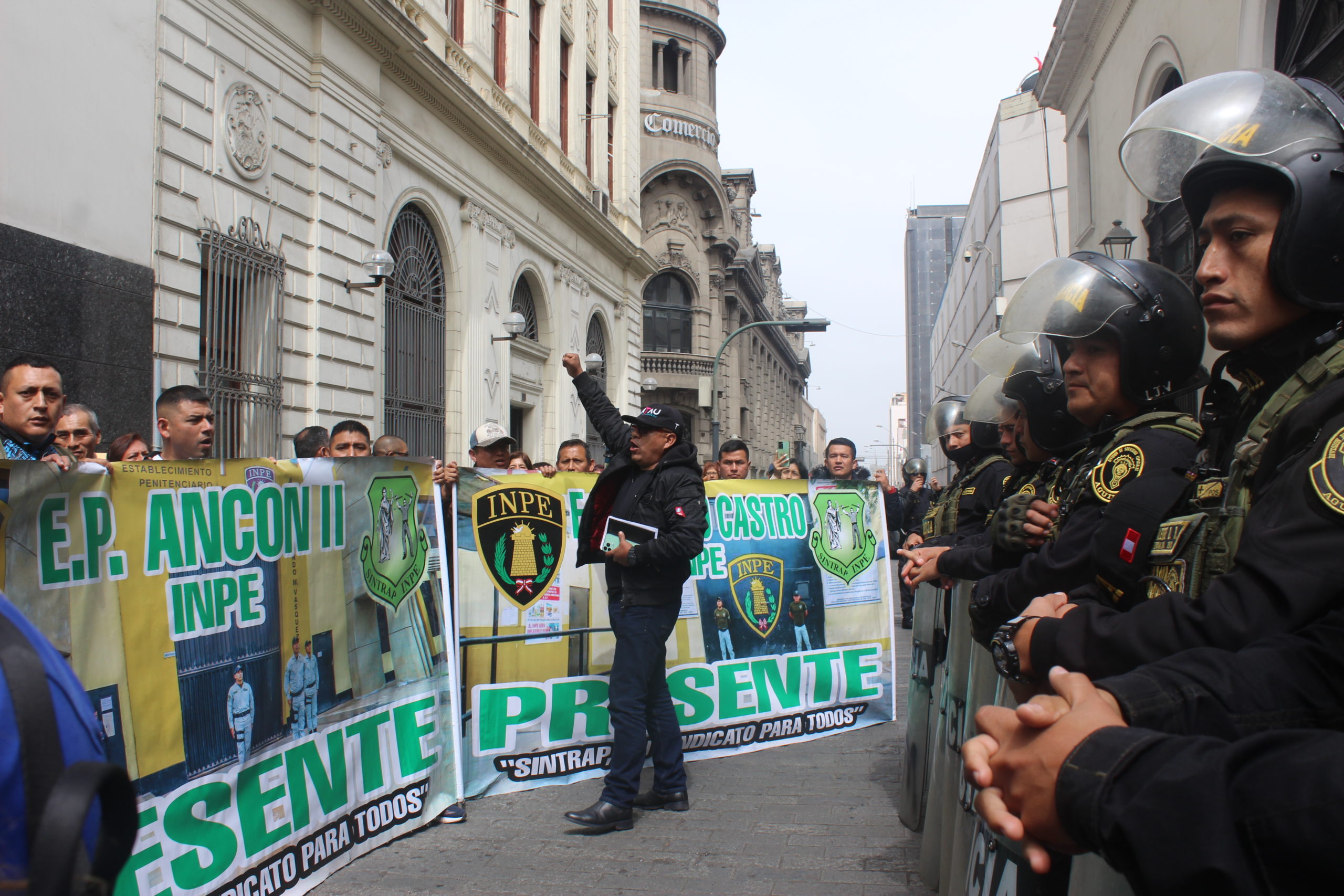 Trabajadores penitenciarios del Perú exigen reajuste salarial y condiciones laborales justas