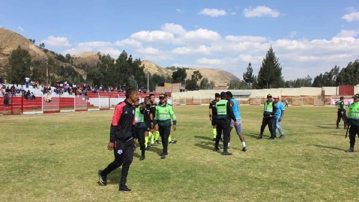 “Hinchas” roban celulares a los árbitros en Copa Perú