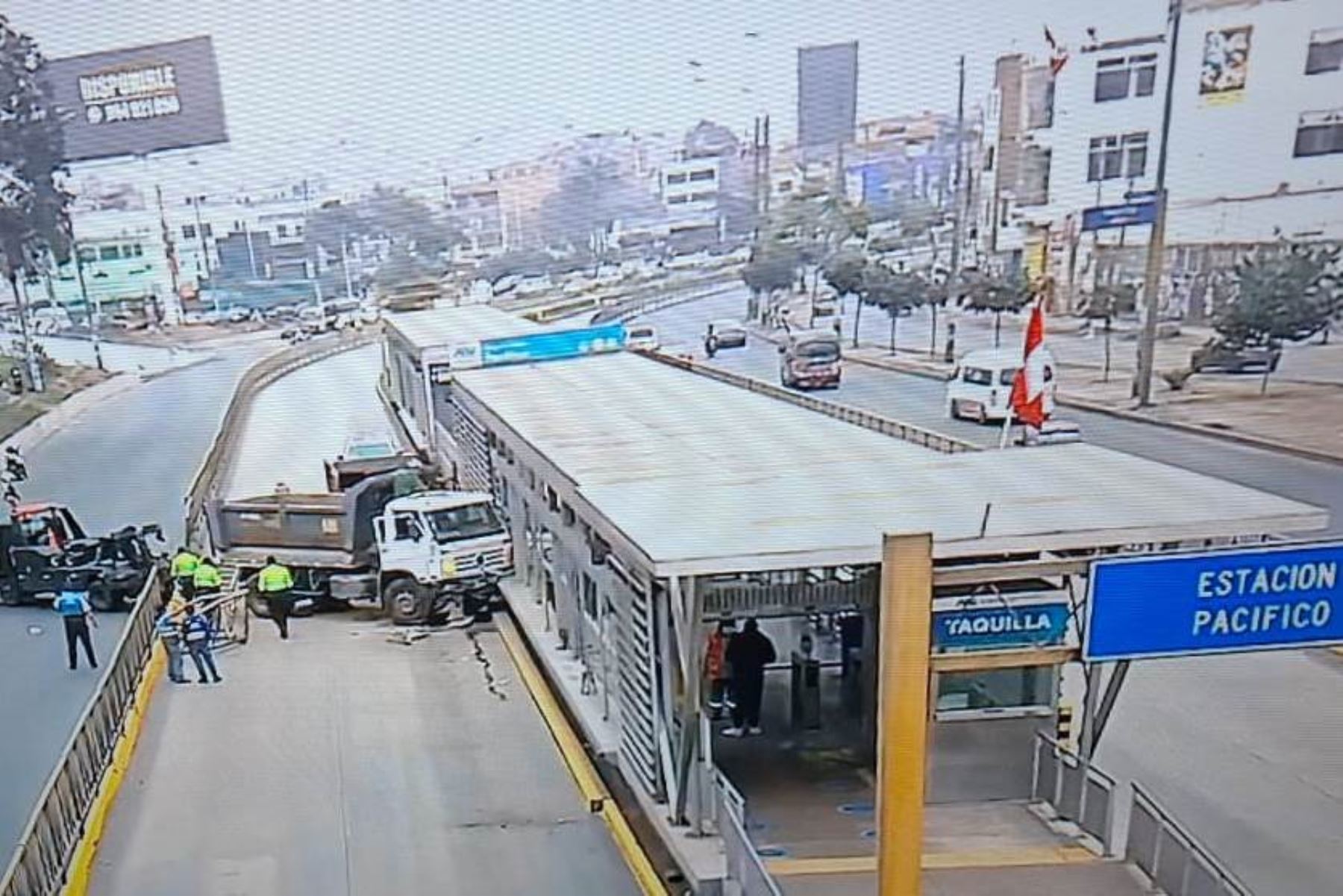 Metropolitano: Choque de un camión contra estación Pacífico dejó un herido